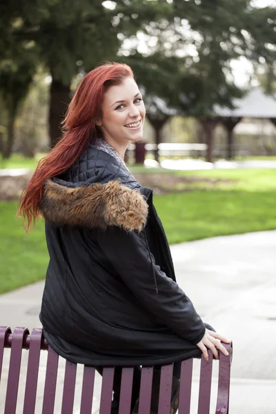 Mujer joven con hermoso cabello Auburn — Foto de Stock