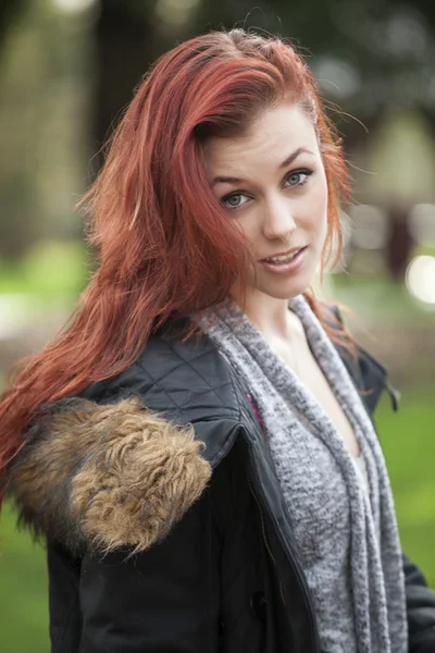 Junge Frau mit schönen kastanienbraunen Haaren — Stockfoto