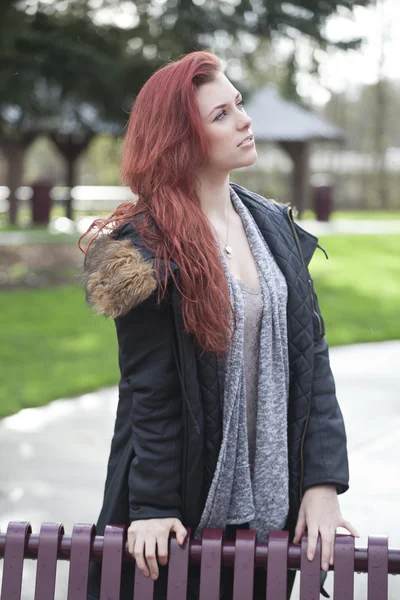 Junge Frau mit schönen kastanienbraunen Haaren — Stockfoto