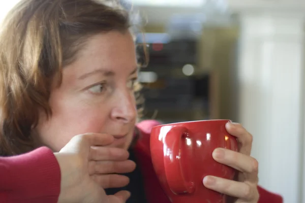 Donna sorseggiando caffè — Foto Stock