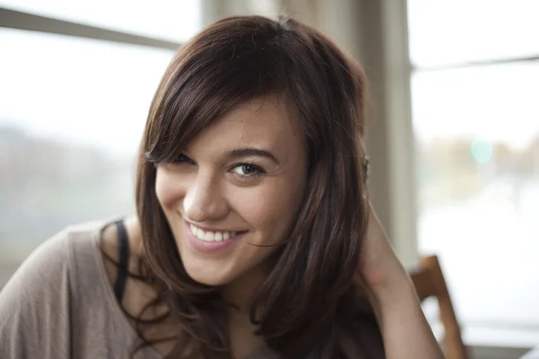 Joven mujer sonriendo — Foto de Stock