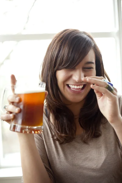 若い女性がビールを飲み — ストック写真