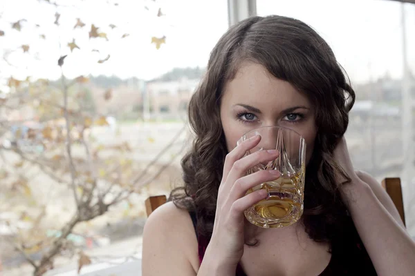 若い女性の飲酒スコッチ — ストック写真
