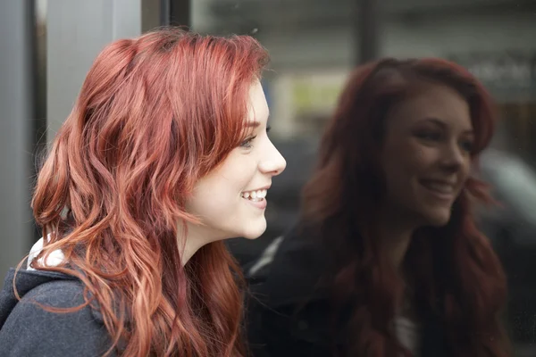 Jonge vrouw met prachtig kastanjebruin haar — Stockfoto