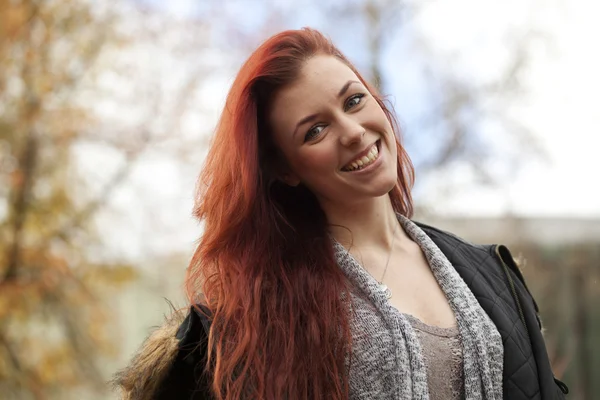 Junge Frau mit schönen kastanienbraunen Haaren — Stockfoto