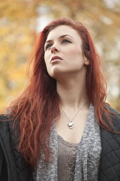 Mulher jovem com belo cabelo Auburn — Fotografia de Stock