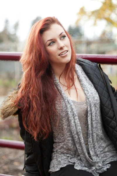 Mujer joven con hermoso cabello Auburn — Foto de Stock