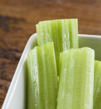 kereviz beyaz bir kase içinde takip ediyor.