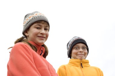 çocuklar Kayak şapkalar ve bulanık pullovers