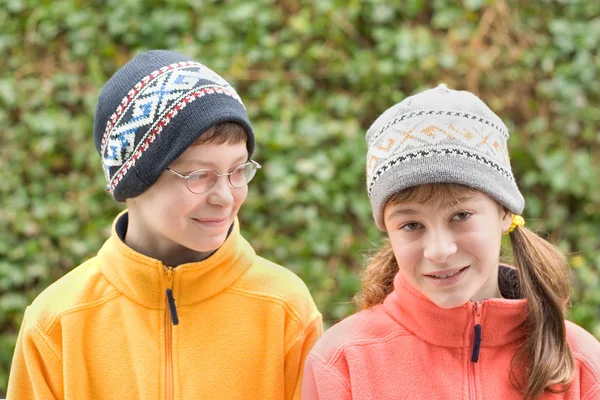 Enfants dans les chapeaux de ski et pulls flous — Photo