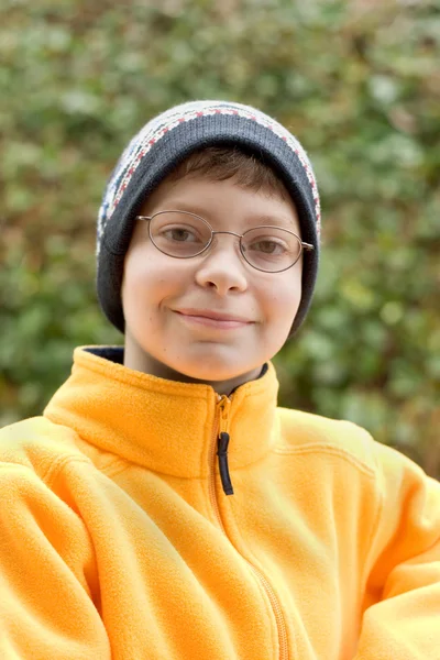 Boy v lyžařské čepice a fleece svetr — Stock fotografie