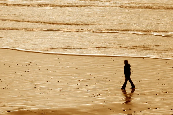 Mujer caminando, Playa India, Invierno — Foto de Stock