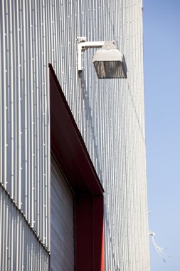 Beyaz metal duvara monte edilmiş emniyet ışık ile