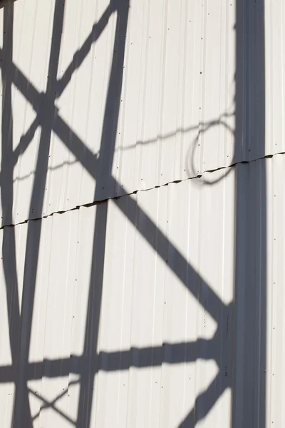 Sombras abstratas na parede de chapa metálica branca — Fotografia de Stock