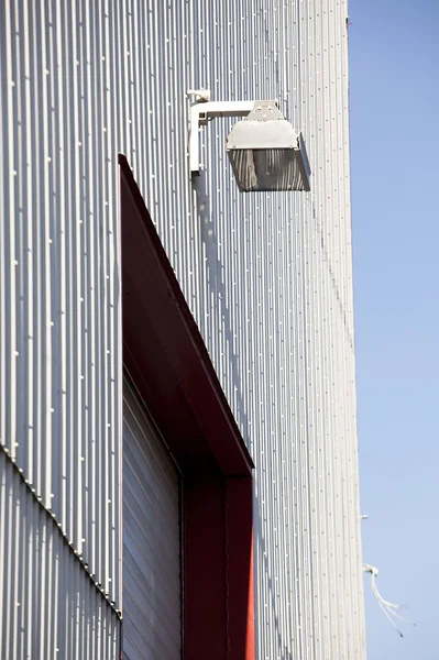 Mur en métal blanc avec lumière de sécurité montée — Photo