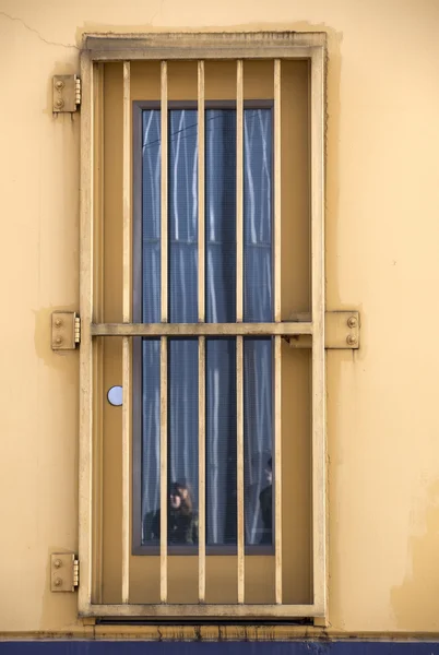 Двері, покрита жовтий бари — стокове фото