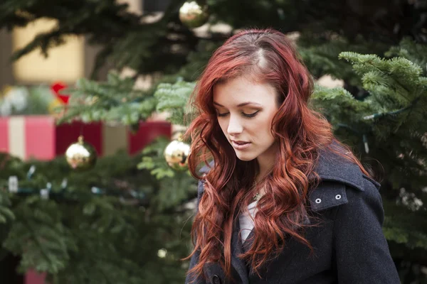 güzel kumral saçlı genç kadın