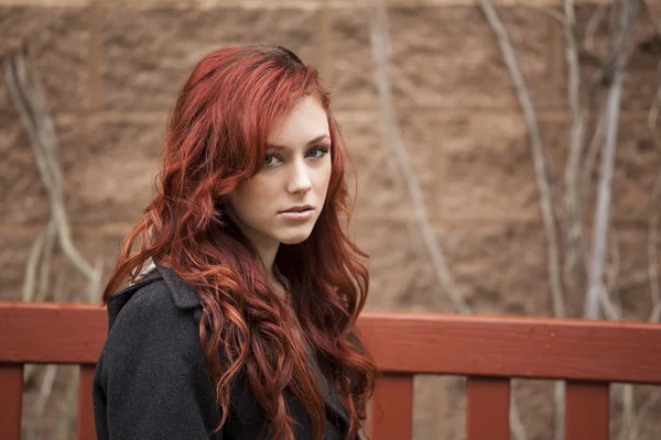 güzel kumral saçlı genç kadın