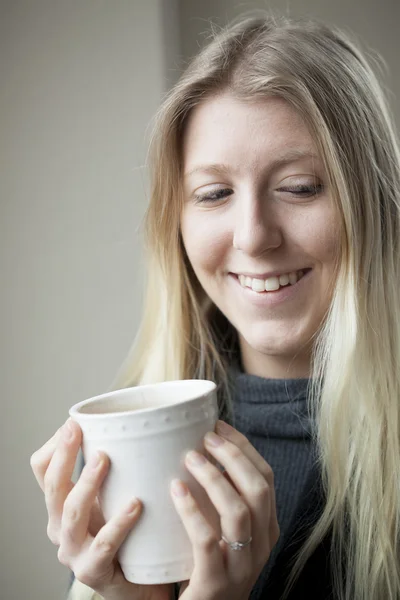 Jonge vrouw die koffie drinkt — Stockfoto