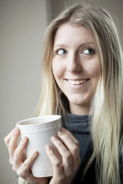 Ung kvinna dricker kaffe — Stockfoto