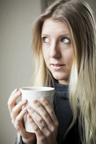 Jonge vrouw die koffie drinkt — Stockfoto