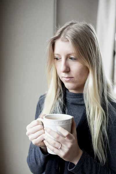 Ung kvinna dricker kaffe — Stockfoto