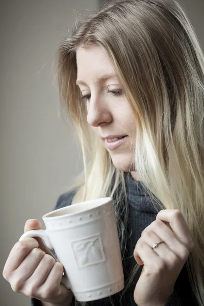 Giovane donna che beve caffè — Foto Stock