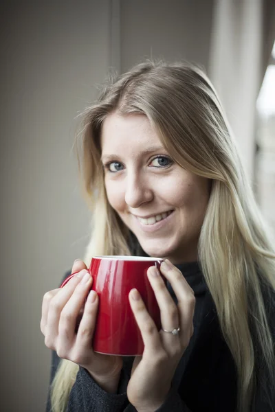 Jonge vrouw die koffie drinkt — Stockfoto