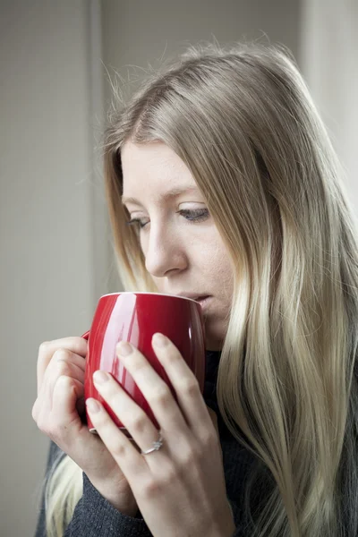 Giovane donna che beve caffè — Foto Stock