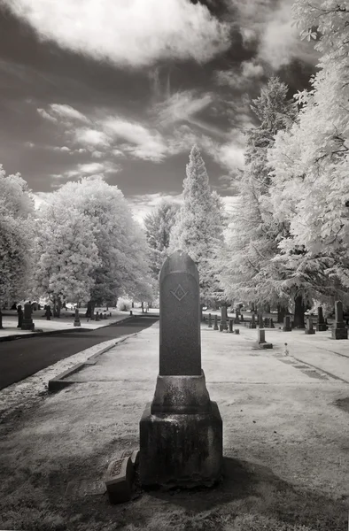 IR foto av en kyrkogård — Stockfoto