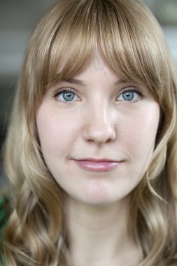 güzel mavi gözlü genç kadın