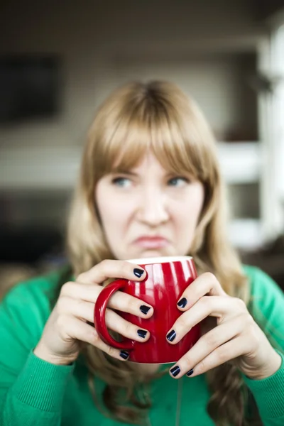 Giovane donna fare un brutto viso — Foto Stock