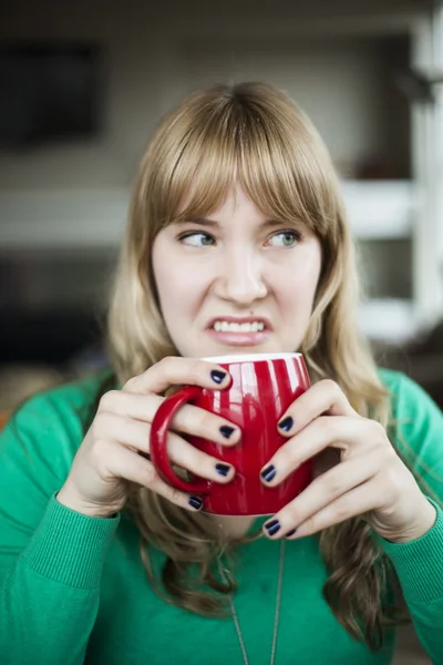 genç kadın çirkin bir surat yapma