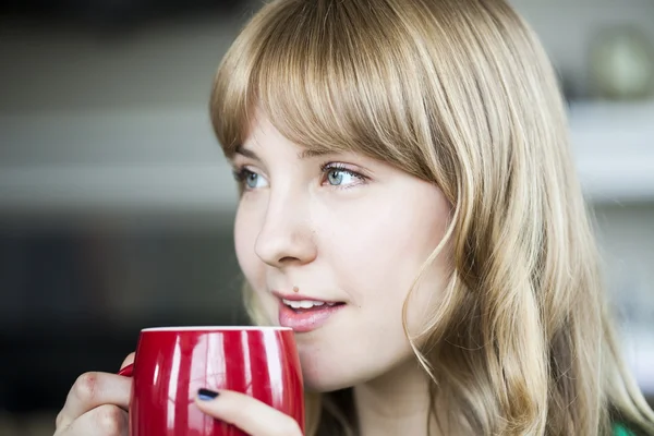 Jonge vrouw met mooie blauwe ogen — Stockfoto