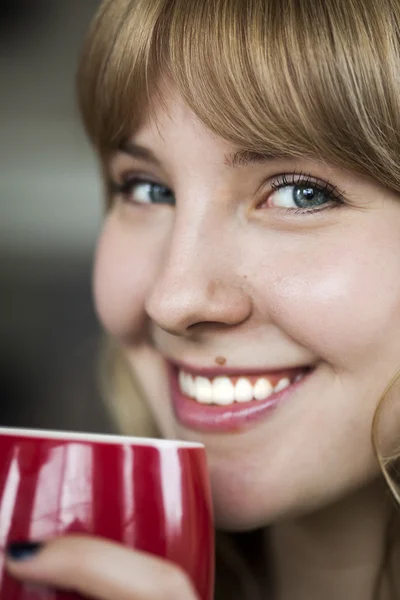 Jonge vrouw met mooie blauwe ogen — Stockfoto