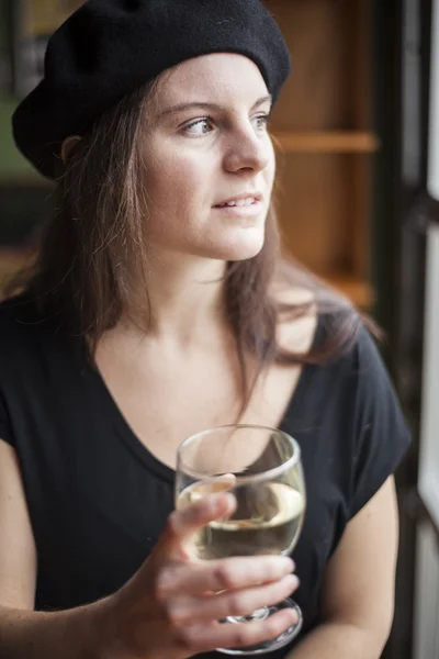 Jovem mulher bebendo vinho branco — Fotografia de Stock