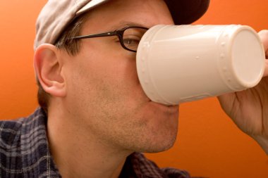 bir adam kahve içme