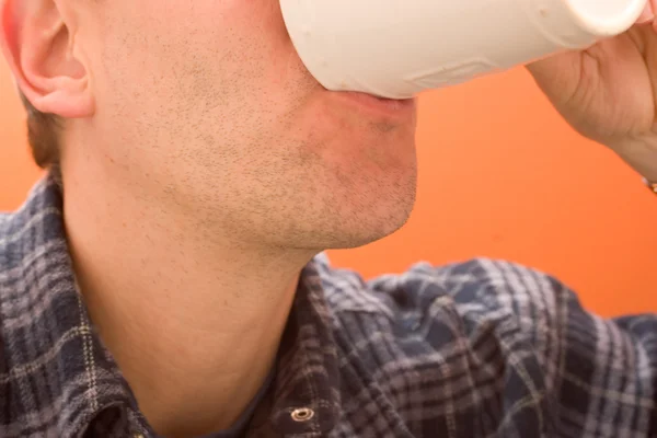 1 つの深刻な男がコーヒーを飲む — ストック写真