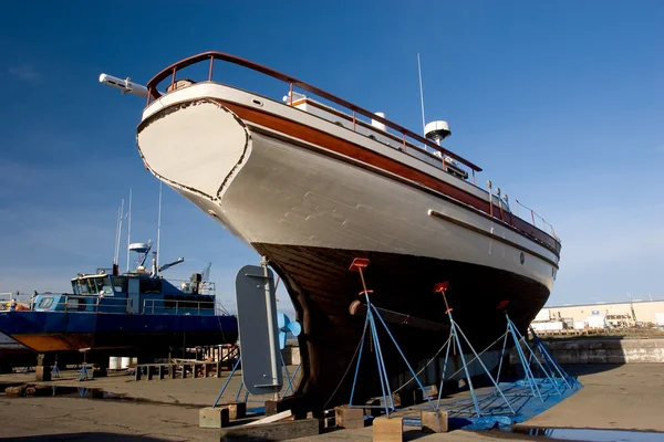 Bateau de pêche, cale sèche — Photo