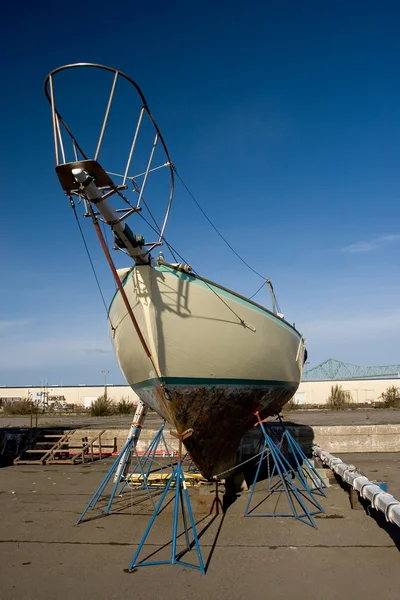 Fiskebåt, torr skeppsdocka — Stockfoto