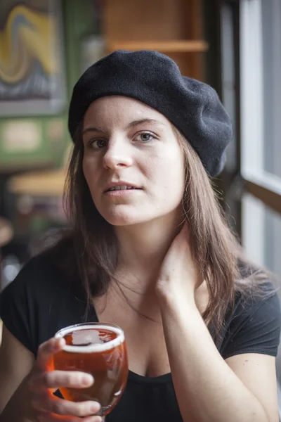 Jovem mulher bebendo Inda pálido Ale — Fotografia de Stock