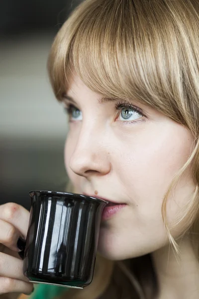 Mujer joven con hermosos ojos azules —  Fotos de Stock