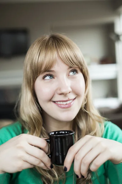 Jovem mulher bebendo café — Fotografia de Stock