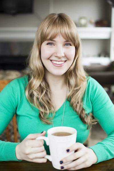 Ung kvinna dricker te — Stockfoto