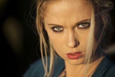 güzel mavi gözlü genç kadın