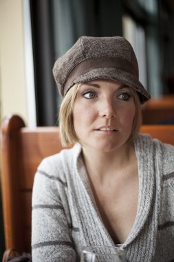 uzak mesafe içine arayan genç bir kadın