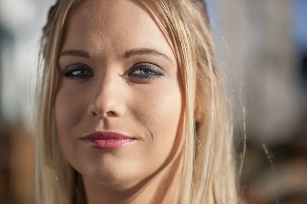 Mujer joven con hermosos ojos azules — Foto de Stock