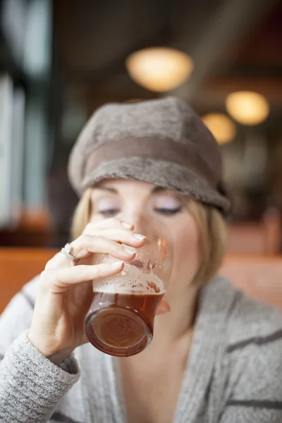 Молода жінка, пити Inda блідо Ale — стокове фото