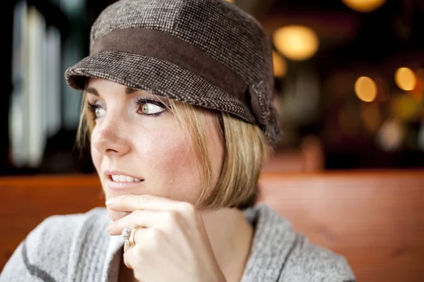 Young Woman Looking Off into the Distance — Stock Photo, Image