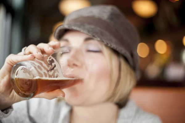 Junge Frau trinkt Inda Pale — Stockfoto